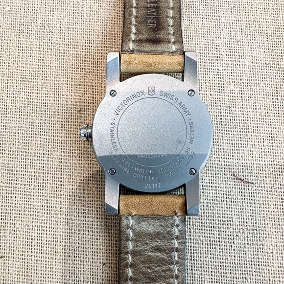 Swiss Army leather watch - Picture 3 of 3
